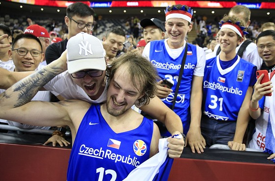 Ondej Balvín slaví s fanouky postup do osmifinále mistrovství svta.