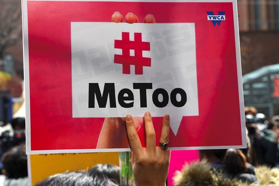 Kampa proti sexuálnímu obtování MeToo obletla svt. Transparent drí...