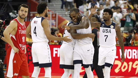 Amerití basketbalisté se radují po vydeném vítzství nad Tureckem.