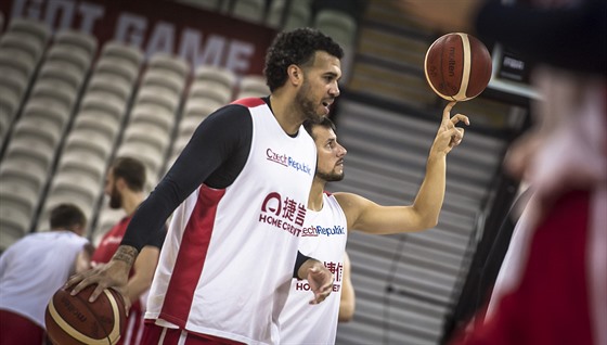 Blake Schilb na tréninku eských basketbalist ped zápasem s Tureckem.