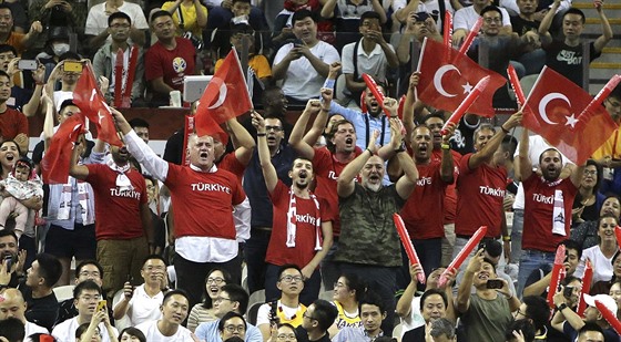 Fanouci tureckých basketbalist v duelu s USA.