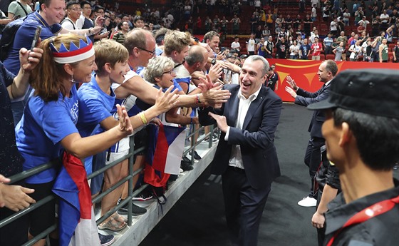 Trenér eských basketbalist Ronen Ginzburg se zdraví s fanouky.