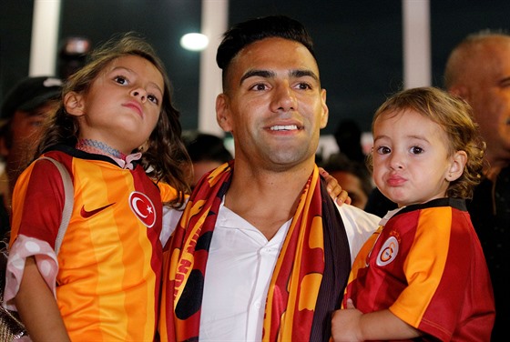 Radamel Falcao s potomky po píletu do Istanbulu, u ctí barvy Galatasaraye.