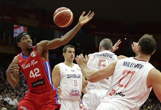 Portorický basketbalista Alexander Franklin (vlevo) se sápe po míi, sledují ho...