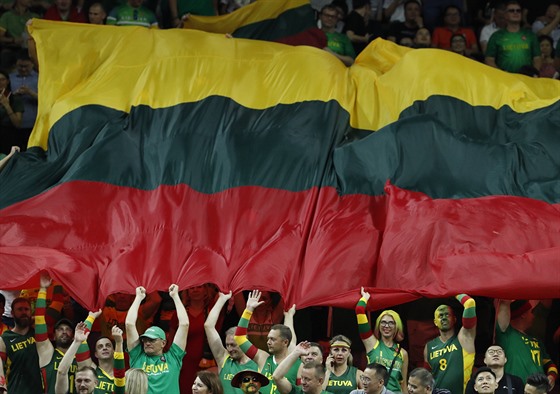 Litevští fandové během zápasu s Austrálií