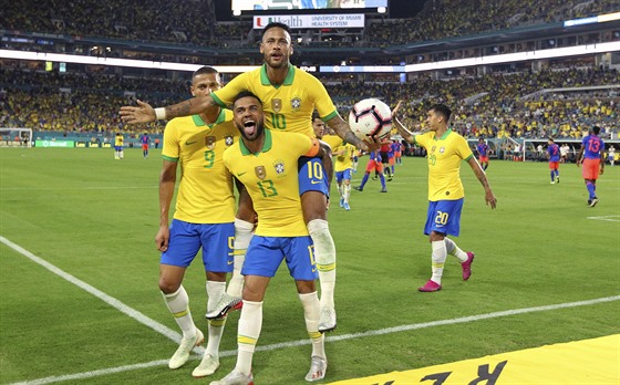 Brazilský útoník Neymar (s íslem 10) slaví se spoluhrái svou trefu proti...