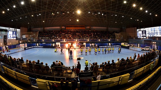 Momentka z duelu Lovosice vs. Kopivnice na zimnm stadionu