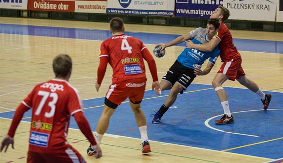 Momentka z duelu Poháru EHF: Talent Plze (modrá) vs. Haukar