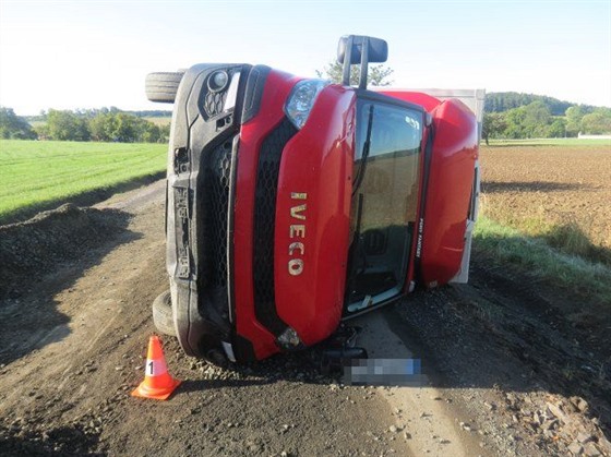 V Tetín havarovala dodávka Iveco Daily na rozestavné cest. (3. 9. 2019)