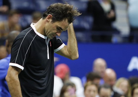 Zklamaný Roger Federer po vyazení ve tvrtfinále US Open.