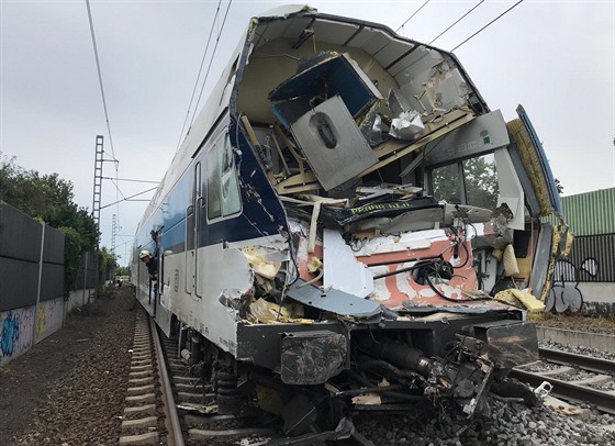 Na trati u Uhínvsi se stetl kamion s vlakem. (6. 9. 2019)