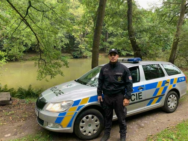 Policista Petr Balog skoil pro chlapce do eky Ohe.
