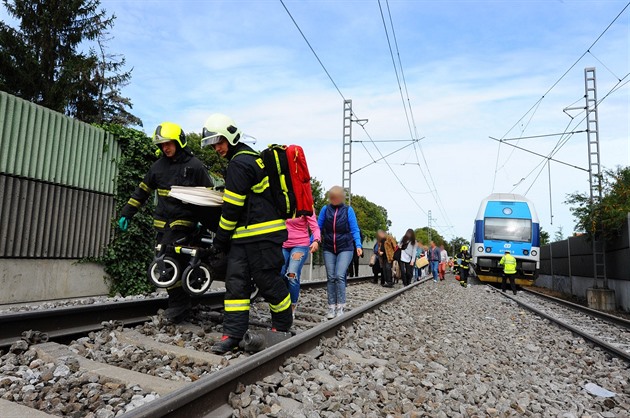 Hasii po sráce vlaku s kamionem na pejezdu v Uhínvsi evakuovali pes 200...