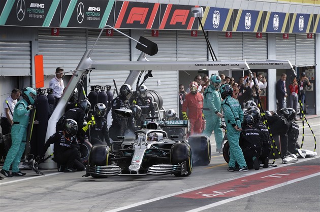 Hamilton je přesvědčený, že Leclerc měl dostat tvrdší trest