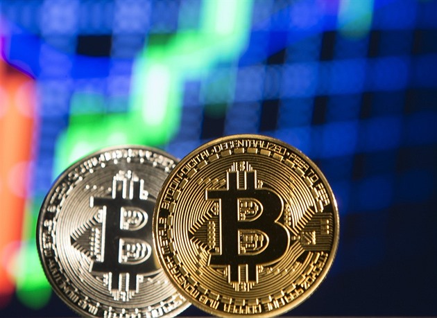 Bitcoin se propadl pod 34 tisíc dolarů, od listopadu už ztratil polovinu hodnoty
