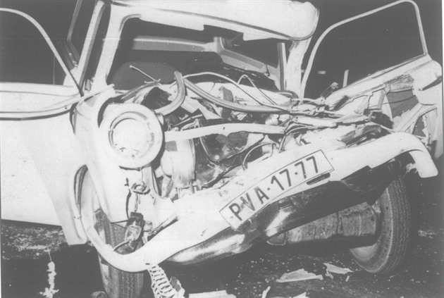 Zniený trabant rodiny Sekaninových po nehod z 9. záí 1973 na silnici mezi...
