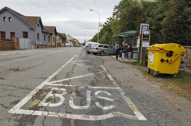 Nové zastávky u nemocnice v Havlíkov Brod sice díky pístekm ochrání...