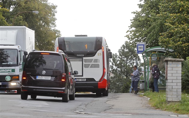 Nové zastávky u nemocnice v Havlíkov Brod sice díky pístekm ochrání...