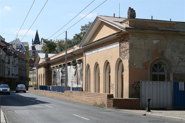 Klasicistní budova Hadích lázní v Teplicích přestala po několika přestavbách...