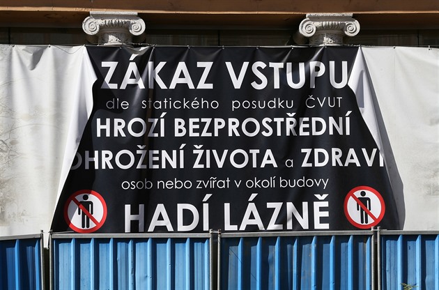 Klasicistní budova Hadích lázní v Teplicích pestala po nkolika pestavbách...