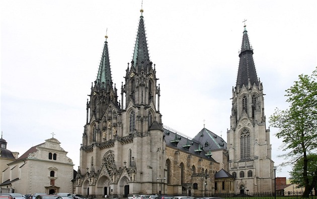 Pohled na olomoucký dóm svatého Václava z pilehlého námstí.