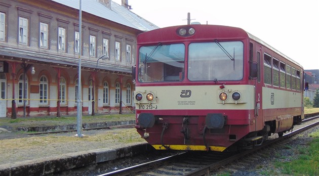 Motorový vz 810.213-9 eká ve stanici Moldava v Kruných horách na zpátení...