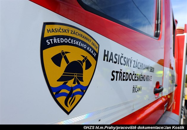 Hasii u sráky vlaku s kamionem na pejezdu v Uhínvsi (6. záí 2019)
