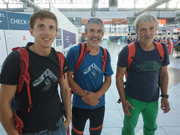 Horolezci Radek Groh, Jindich Hudeek a Michal Brunner ped odletem na Cerro...