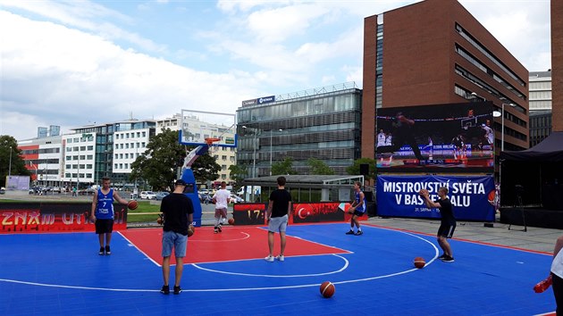 Basketbalová fanzóna u Arkád