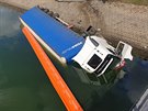 Kamion po sr�ce s osobn�m autem spadl do p�ehrady Jesenice u Chebu.