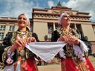 Vystoupen� folklorn�ho souboru ze Severn�ho Kypru na M�rov�m n�m�st� v Ostrov�...