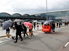 Protestující pipravují barikády na ínském mezinárodním letiti v Hongkongu...