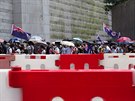Demonstranti protestují ped britským konzulátem v Hongkongu (1. záí 2019)