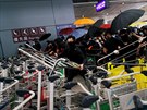 Demonstranti v Hongkongu vyuívají ke stavb barikád i vozíky na zavazadla, aby...