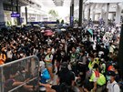 Demonstranti v Hongkongu stojí ped branami letit (1. záí 2019)