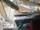 Kabina vlaku po sráce s kamionem na pejezdu v Uhínvsi (6. záí 2019)