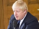 Britský premiér Boris Johnson pi besed se áky v Downing Street (30. srpna...