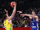eský basketbalista Tomá Satoranský pihrává bhem osmifinále MS proti...