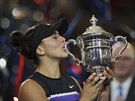PUSU. Tenistka Bianca Andreescuová s trofei pro vítzku dvouhry US Open.