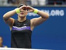 Bianca Andreescuová zdraví fanouky po vítzství na US Open.
