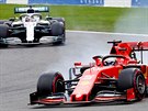 Lewis Hamilton z Mercedesu (vlevo) se bhem Velké ceny Belgie pibliuje k...