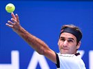 výcar Roger Federer podává bhem osmifinále US Open.