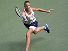 Karolína Plíková dobíhá k míi v osmifinále US Open.