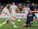 Dani Carvajal z Realu Madrid (vlevo) pihrává v utkání s Villarealem na gól...