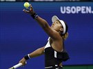 Japonka Naomi Ósakaová podává bhem osmifinále US Open.