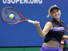 Chorvatka Donna Vekiová se opírá do forhendu ve tvrtfinále US Open.