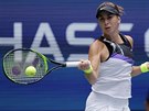 výcarka Belinda Bencicová hraje forhend ve tvrtfinále US Open.