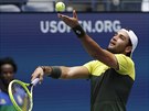 Ital Matteo Berrettini podává ve tvrtfinále US Open.