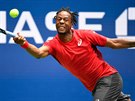 Gaël Monfils z Francie se natahuje po míi ve tvrtfinále US Open.