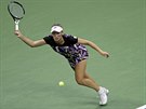 Belgianka Elise Mertensová se natahuje po míi ve tvrtfinále US Open.